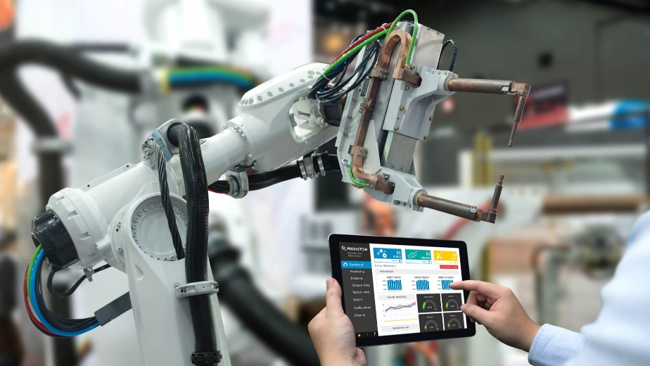 Mengintegrasikan AI dalam Operasi Industri dan Manufaktur untuk Meningkatkan Kinerja