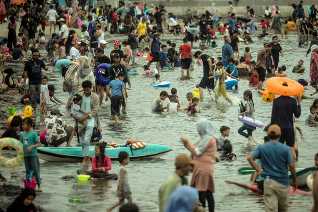 Libur Lebaran, Pengunjung Pantai Ancol Membludak hingga 65.000 Orang